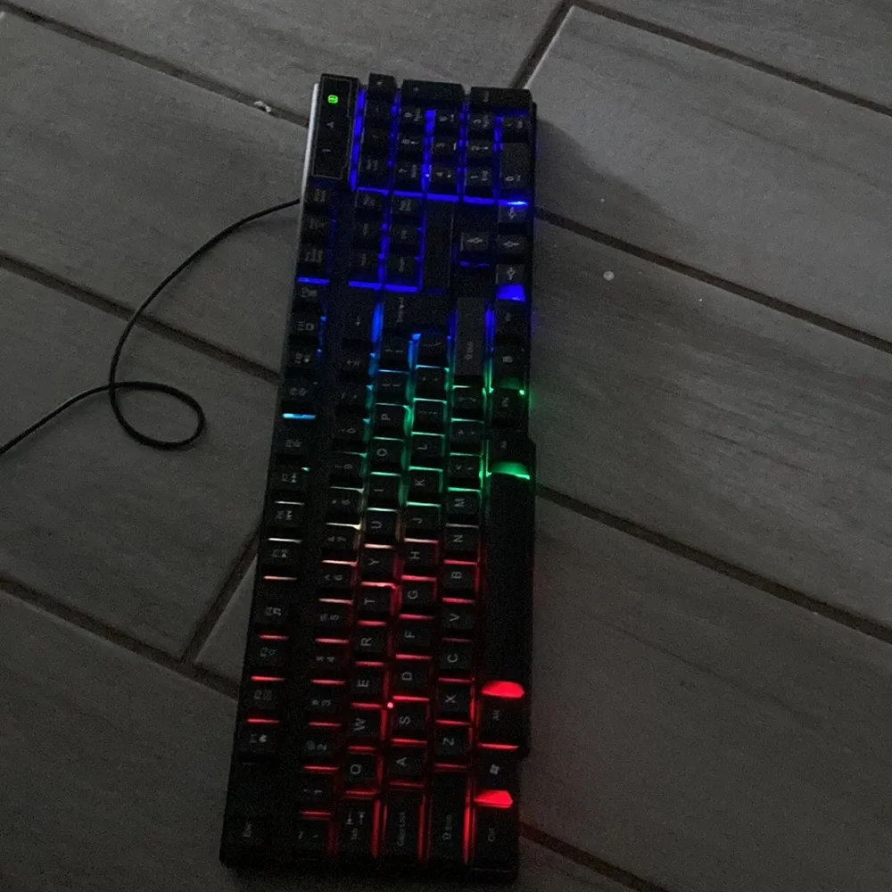 Gaming keyboard, lights up and is in good condition